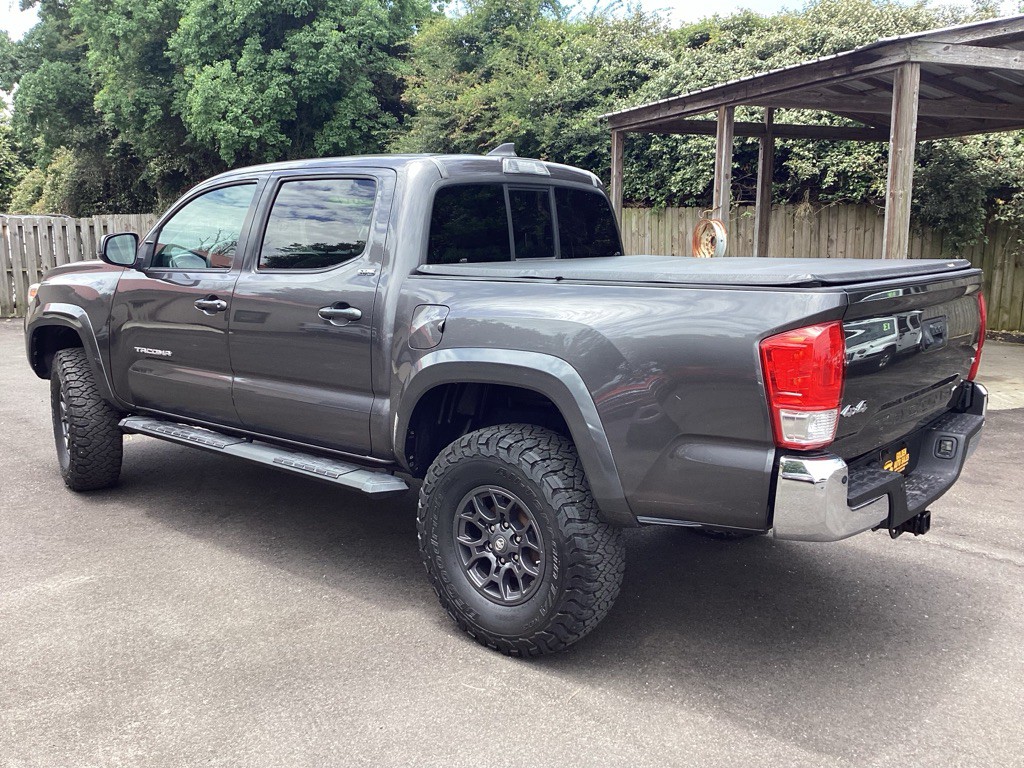 2017 Toyota Tacoma Image 5