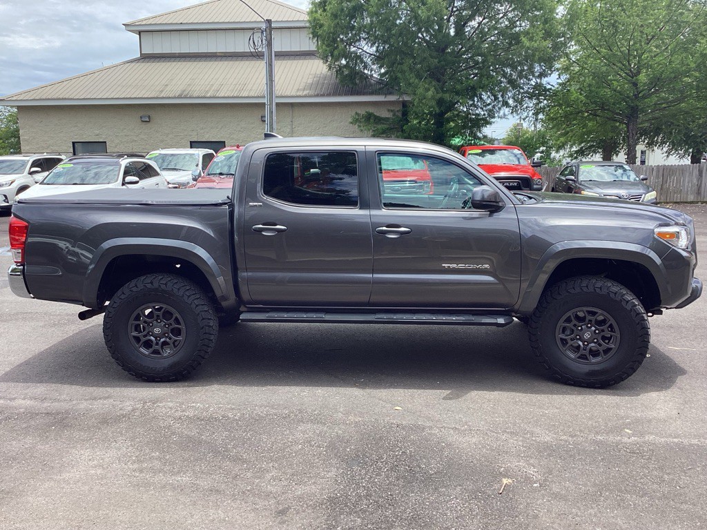 2017 Toyota Tacoma Image 8