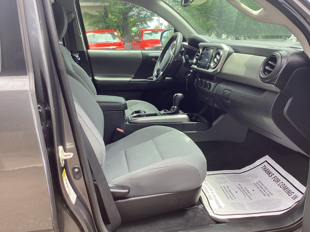 2017 Toyota Tacoma Image 10