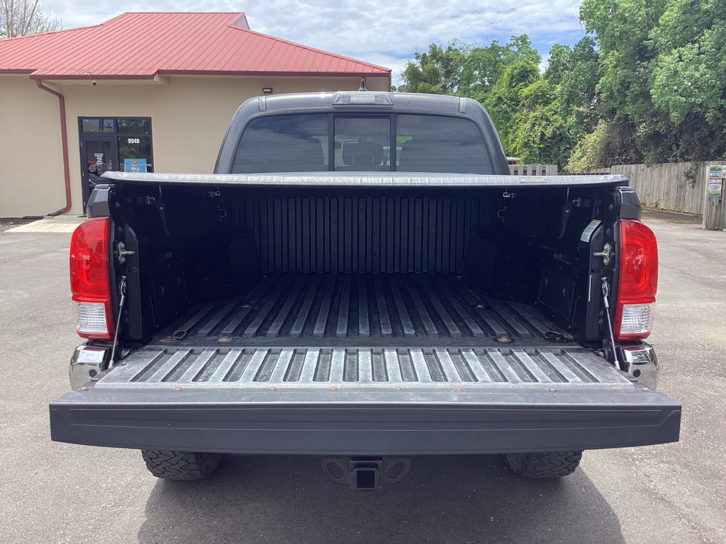 2017 Toyota Tacoma Image 21