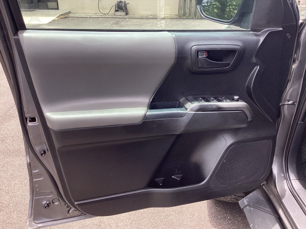 2017 Toyota Tacoma Image 22