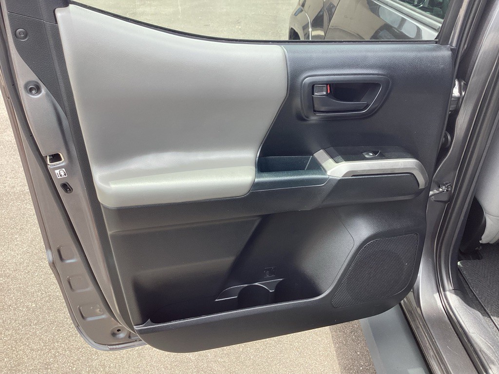 2017 Toyota Tacoma Image 23
