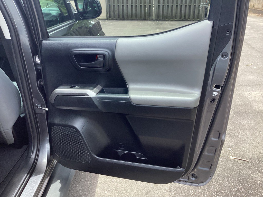 2017 Toyota Tacoma Image 24