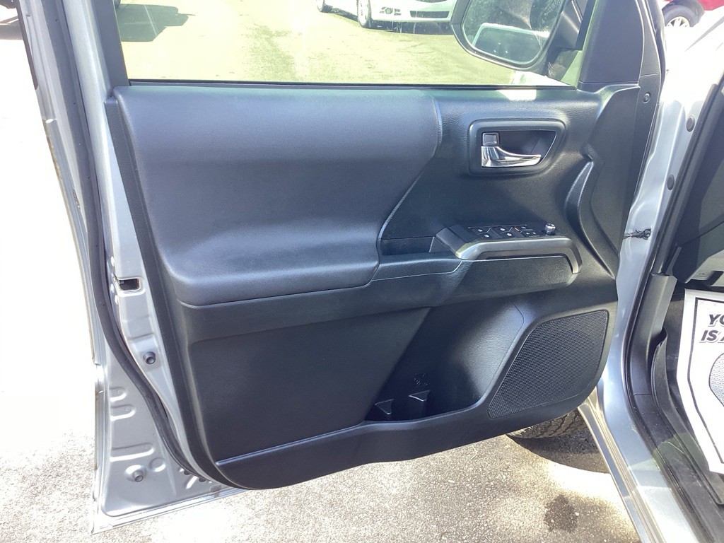 2016 Toyota Tacoma Image 23