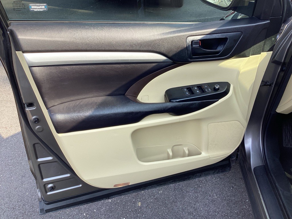 2016 Toyota Highlander Image 21