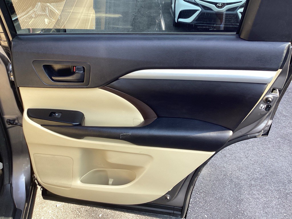 2016 Toyota Highlander Image 23