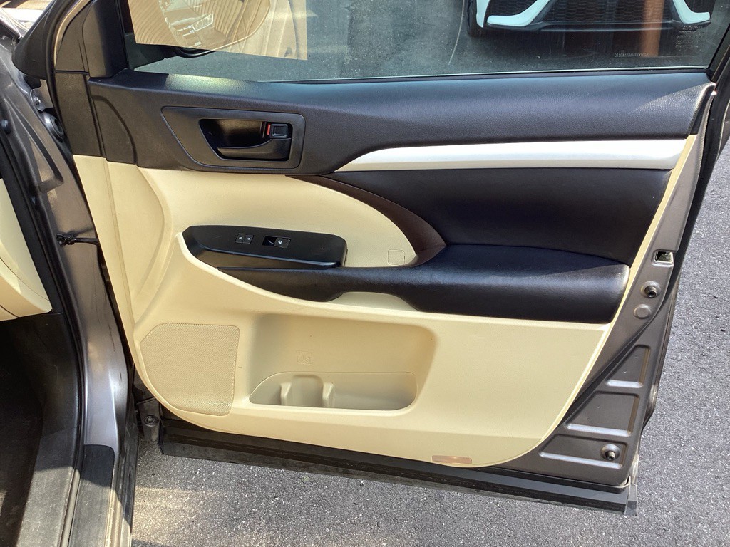 2016 Toyota Highlander Image 24