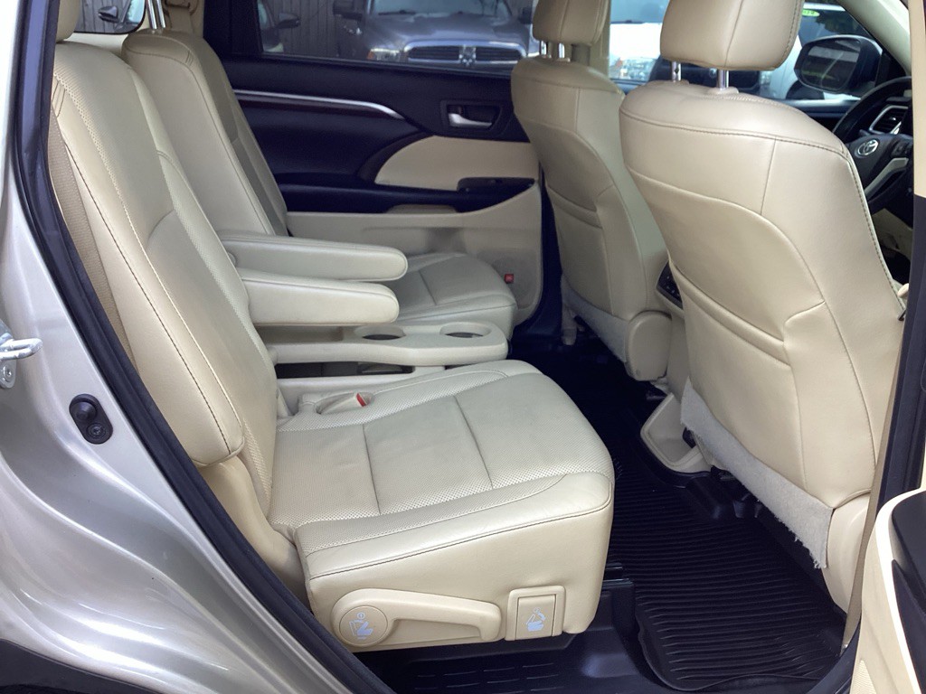 2016 Toyota Highlander Image 11