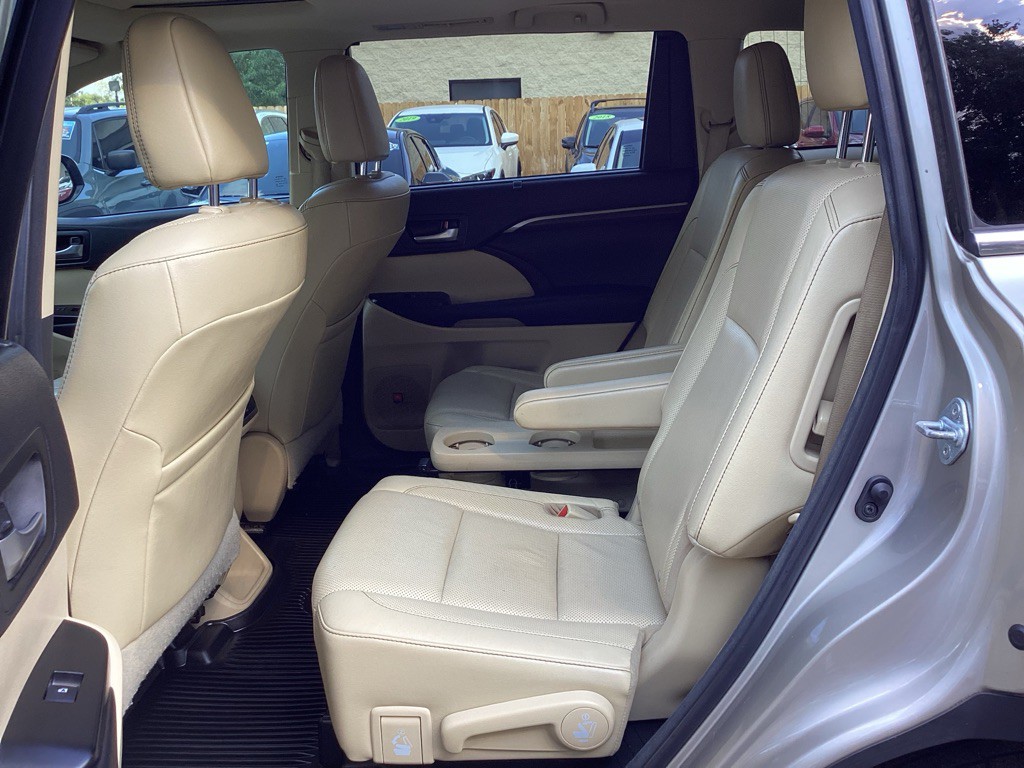 2016 Toyota Highlander Image 12
