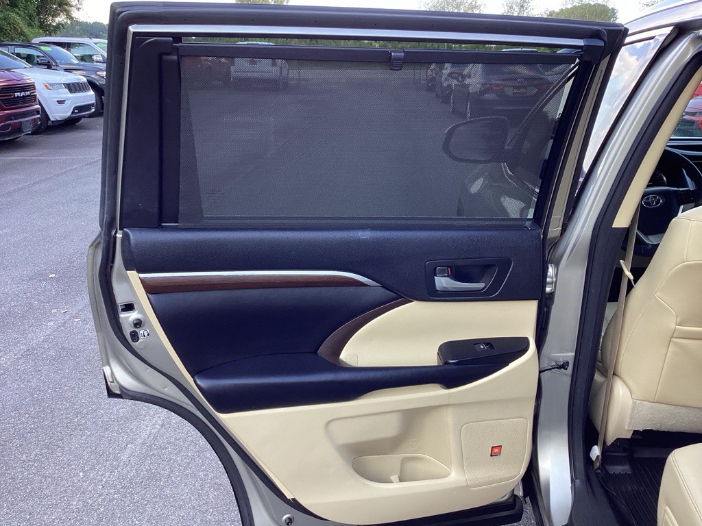 2016 Toyota Highlander Image 16