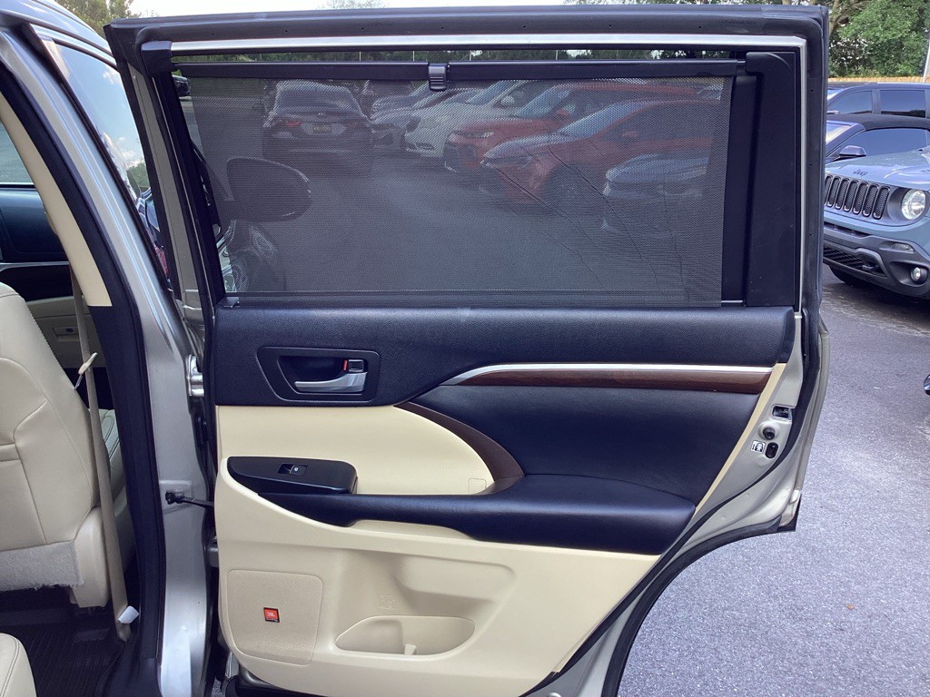 2016 Toyota Highlander Image 17