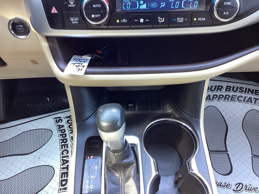 2016 Toyota Highlander Image 24