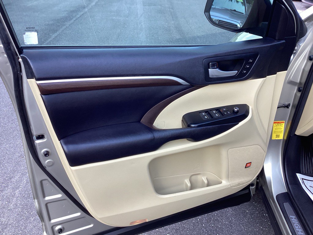 2016 Toyota Highlander Image 31