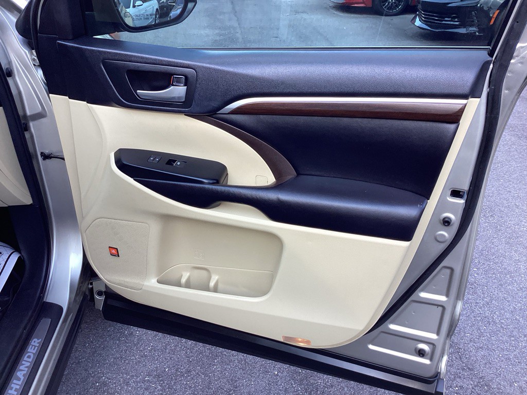 2016 Toyota Highlander Image 32