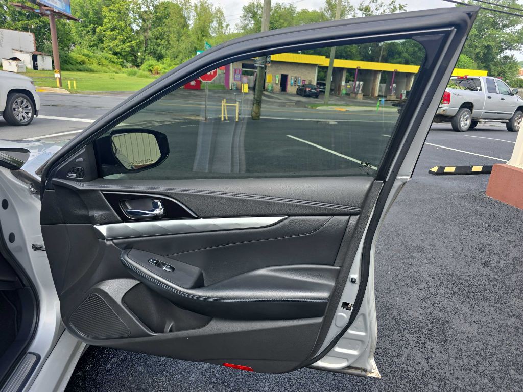 2017 Nissan Maxima Image 16
