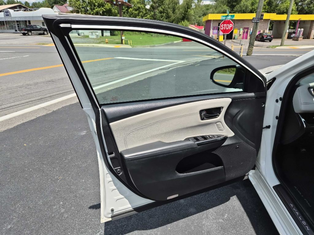 2017 Toyota Avalon Image 10