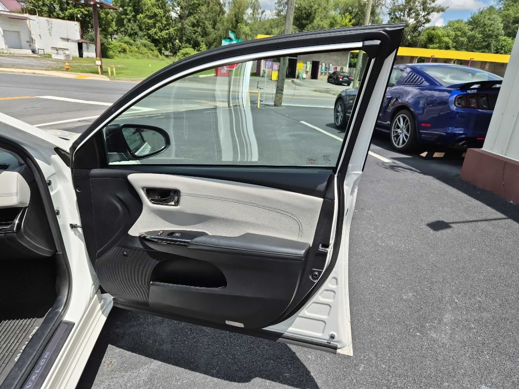 2017 Toyota Avalon Image 16