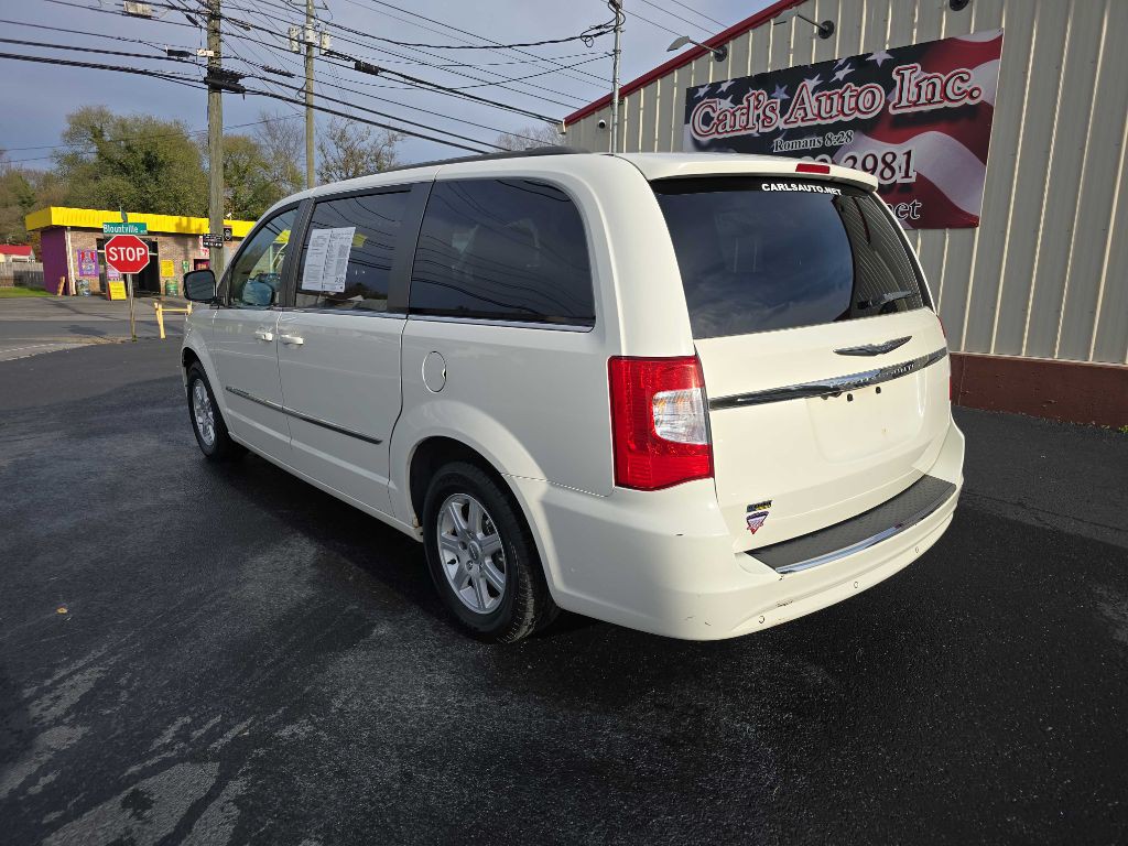 2011 Chrysler Town & Country Image 2