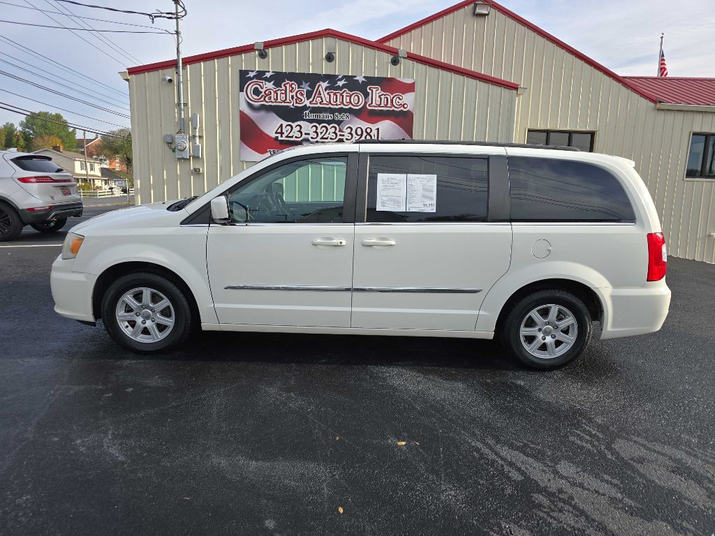 2011 Chrysler Town & Country Image 3