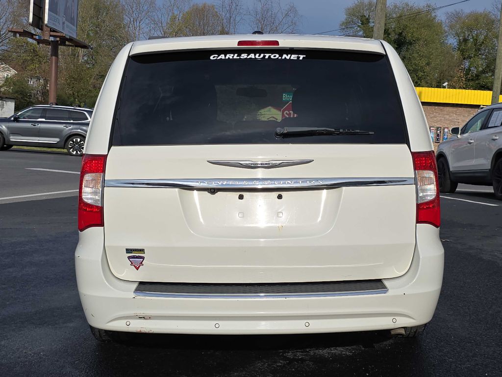 2011 Chrysler Town & Country Image 4