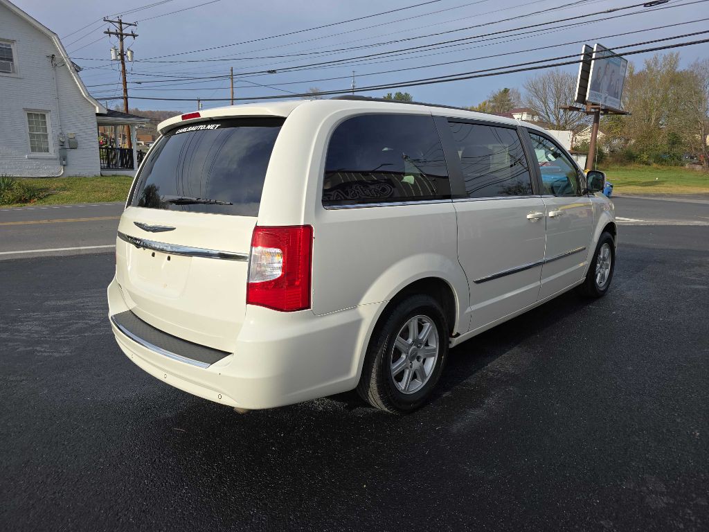 2011 Chrysler Town & Country Image 5
