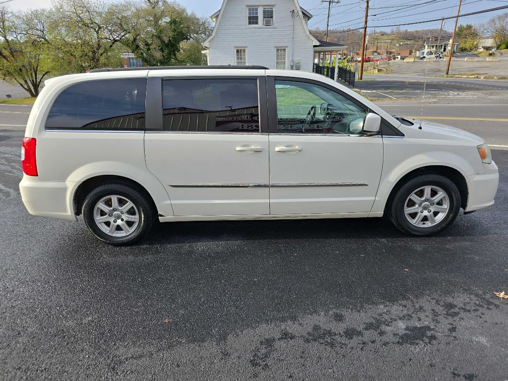 2011 Chrysler Town & Country Image 6