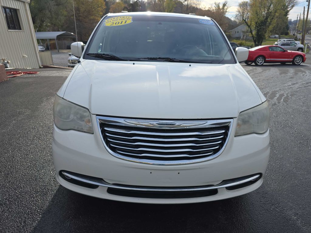 2011 Chrysler Town & Country Image 8