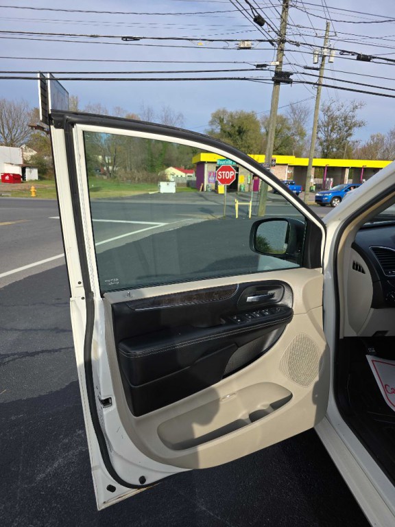 2011 Chrysler Town & Country Image 9