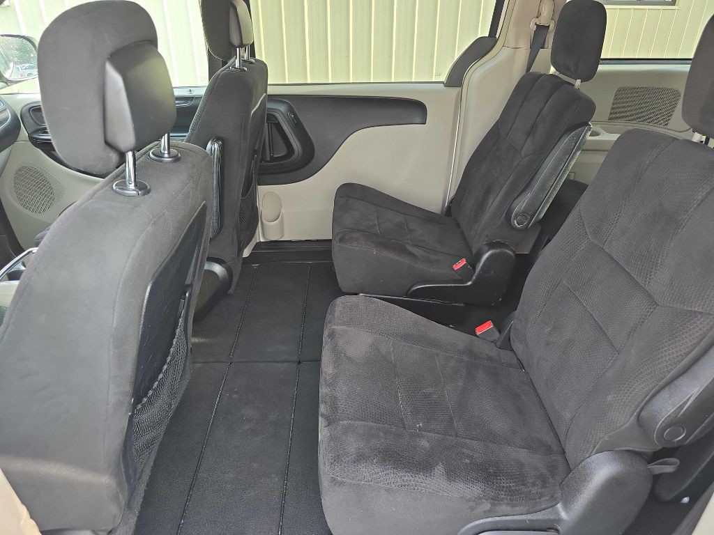 2011 Chrysler Town & Country Image 12