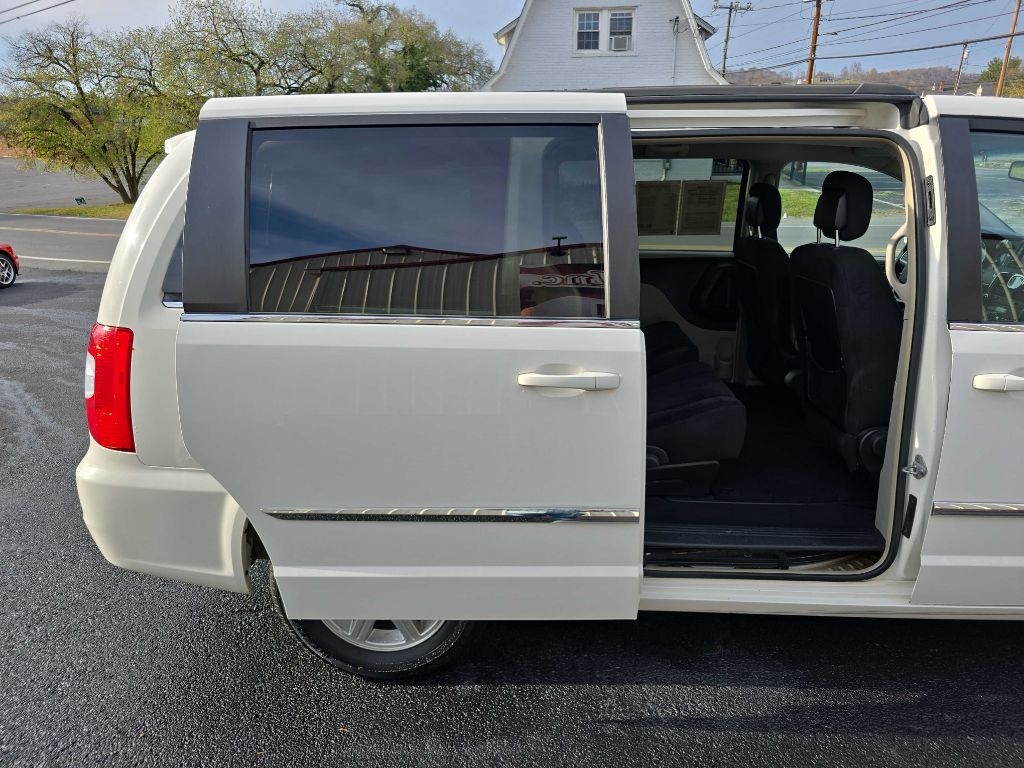 2011 Chrysler Town & Country Image 15