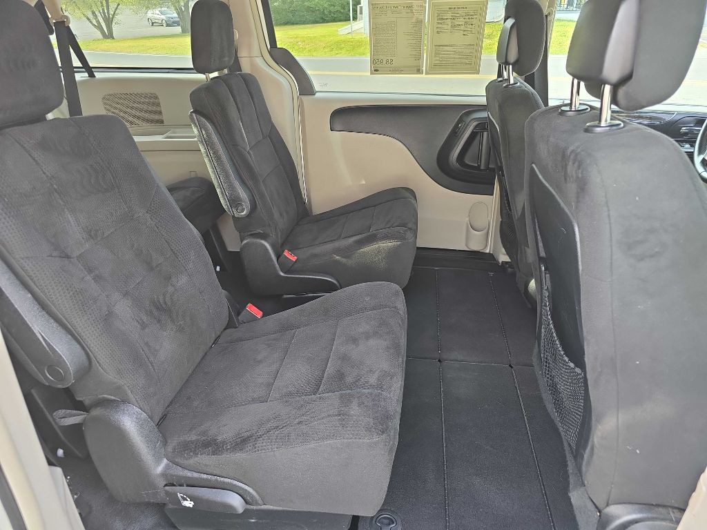 2011 Chrysler Town & Country Image 16