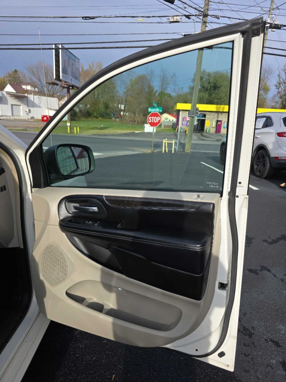 2011 Chrysler Town & Country Image 17