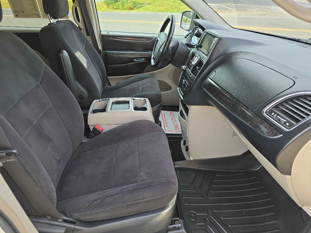 2011 Chrysler Town & Country Image 18