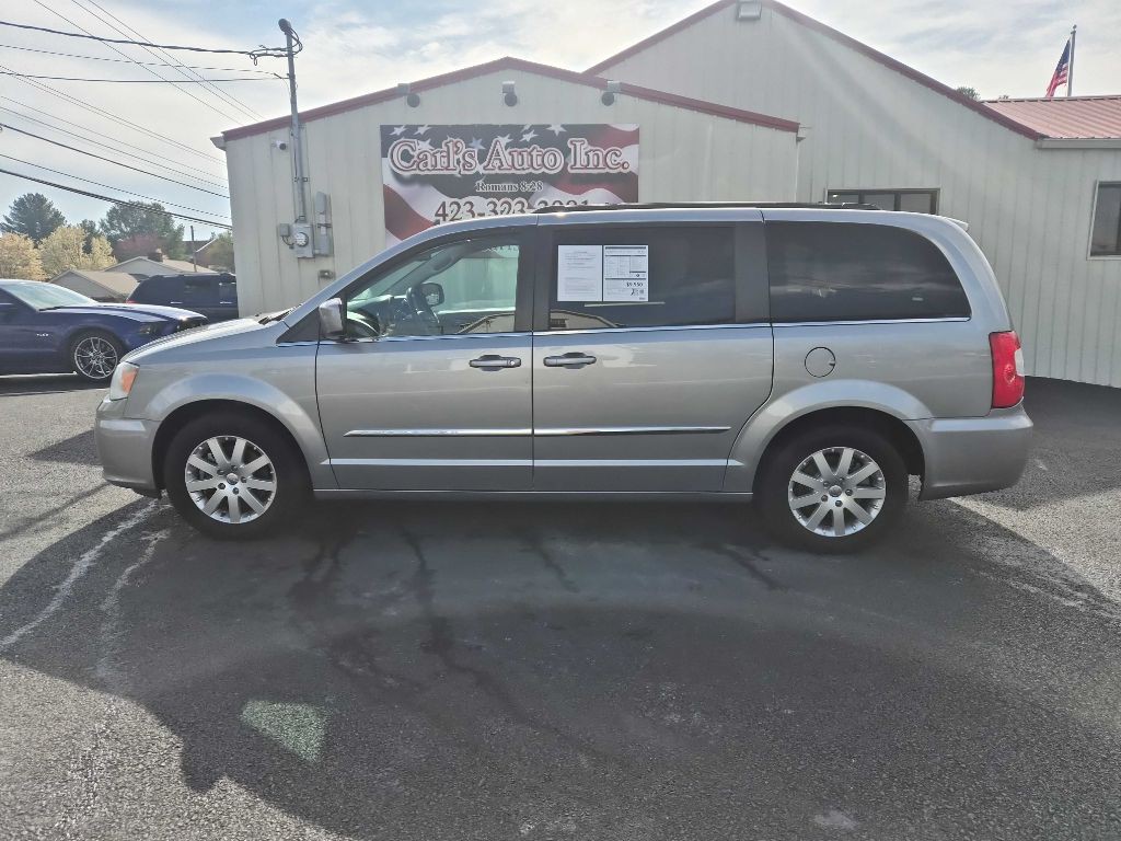 2016 Chrysler Town & Country Image 2