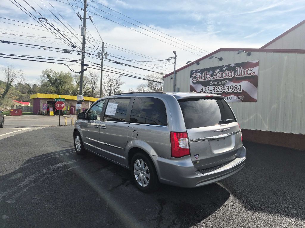 2016 Chrysler Town & Country Image 3