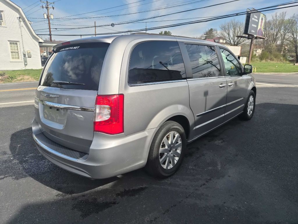 2016 Chrysler Town & Country Image 5