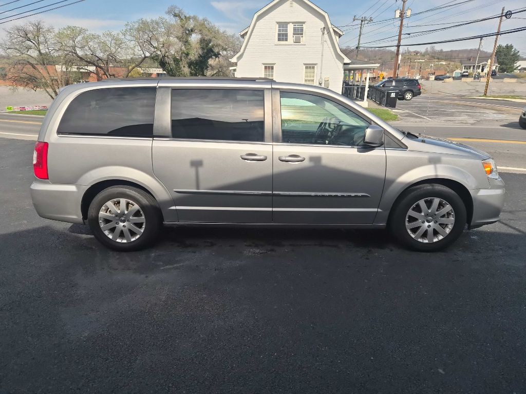 2016 Chrysler Town & Country Image 6