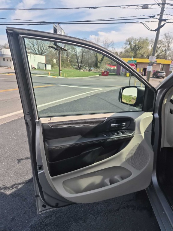 2016 Chrysler Town & Country Image 9