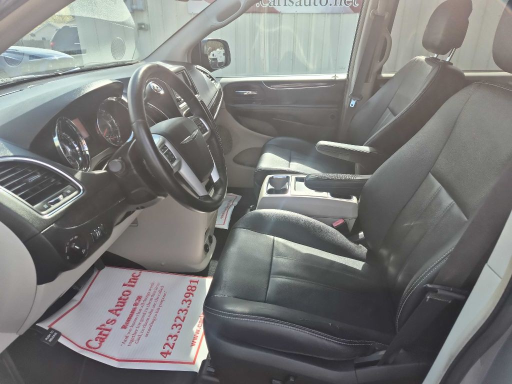2016 Chrysler Town & Country Image 10