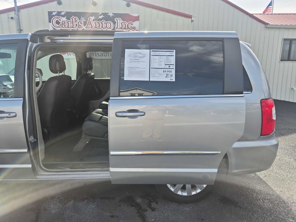 2016 Chrysler Town & Country Image 11