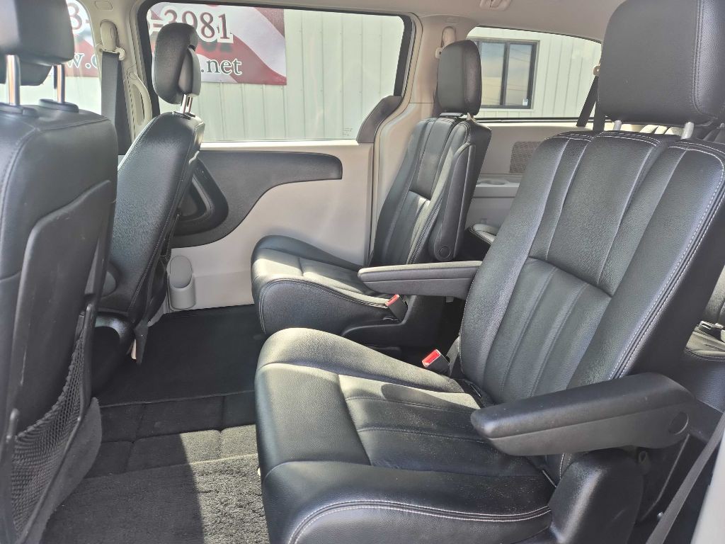 2016 Chrysler Town & Country Image 12