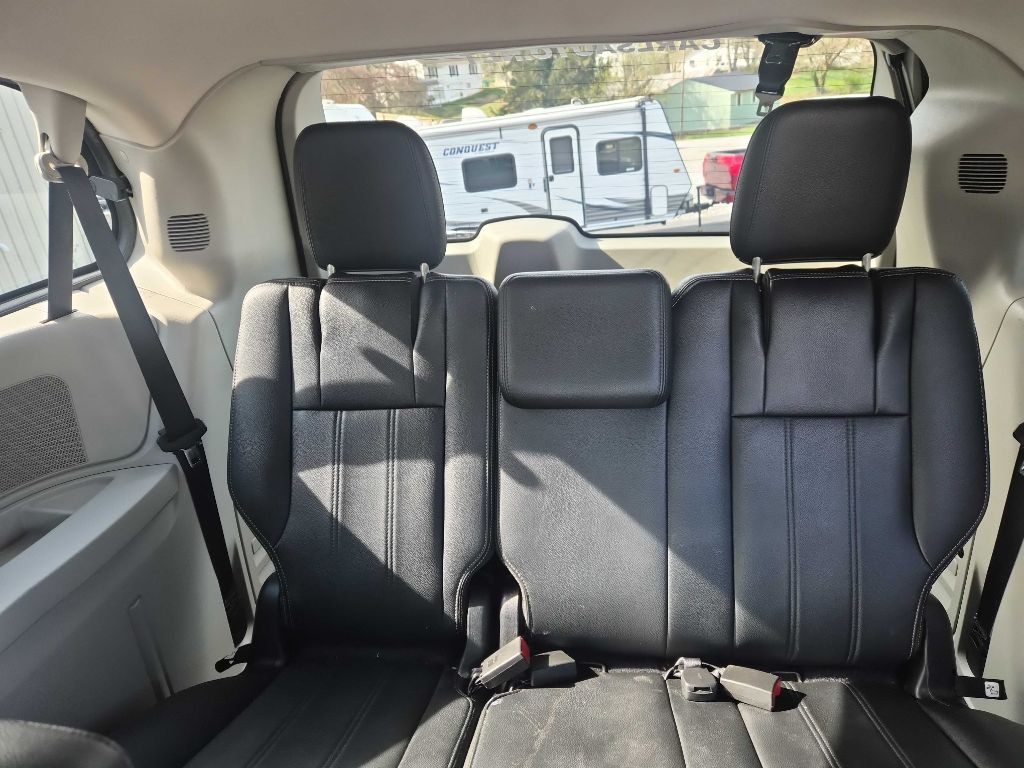 2016 Chrysler Town & Country Image 13