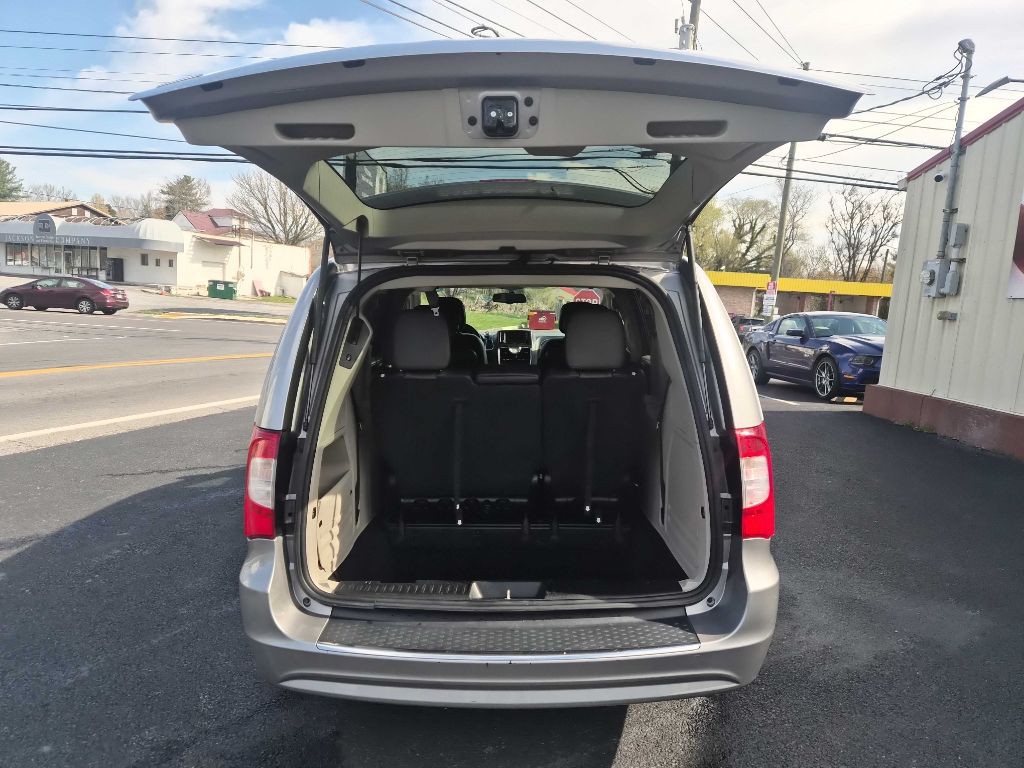 2016 Chrysler Town & Country Image 14