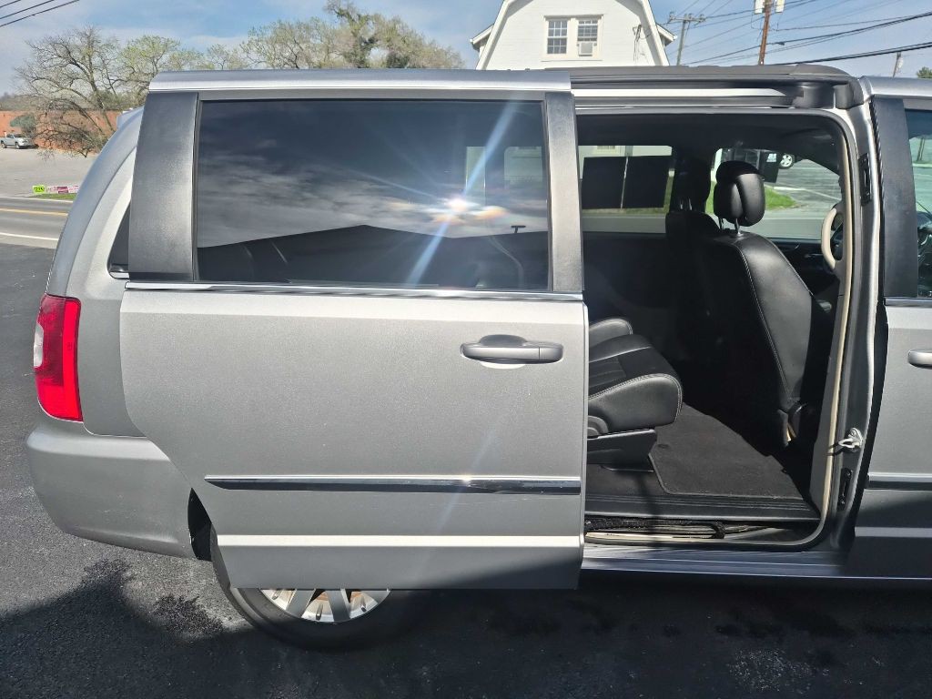 2016 Chrysler Town & Country Image 16