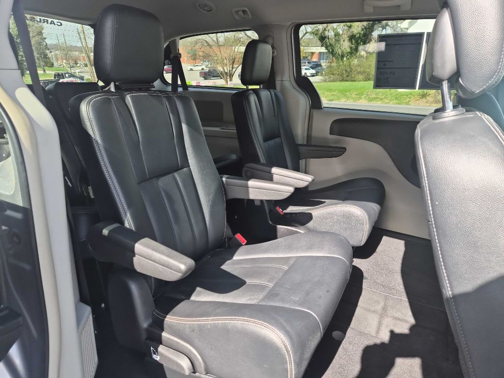 2016 Chrysler Town & Country Image 17