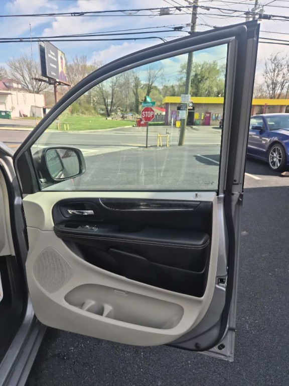 2016 Chrysler Town & Country Image 18