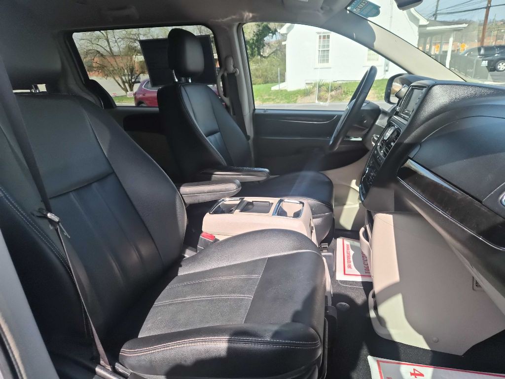 2016 Chrysler Town & Country Image 19