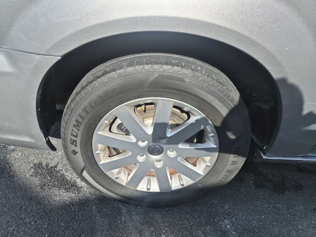 2016 Chrysler Town & Country Image 22