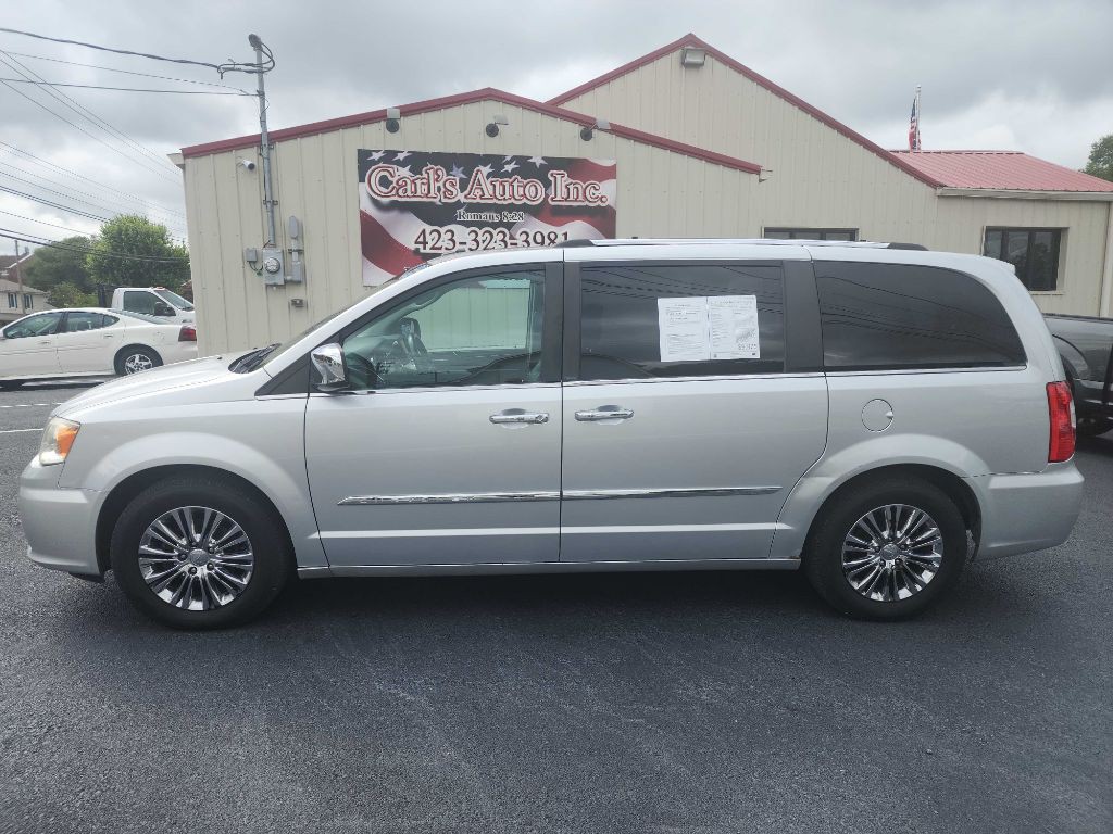 2011 Chrysler Town & Country Image 2
