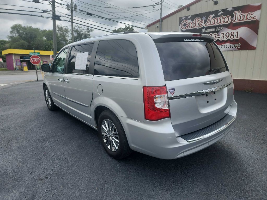 2011 Chrysler Town & Country Image 3
